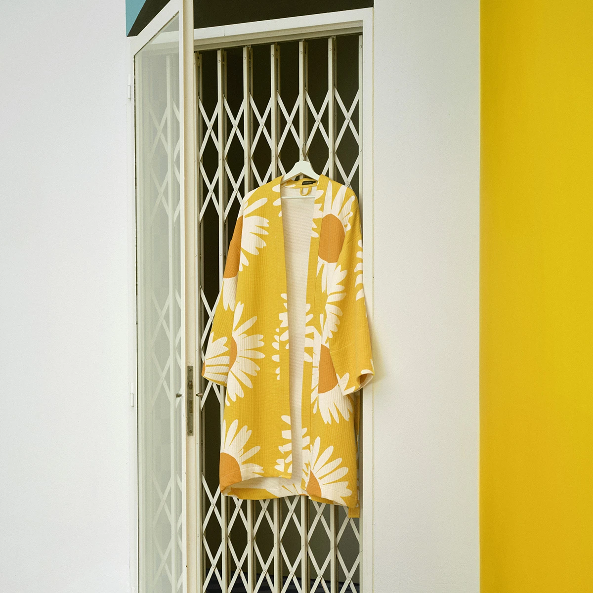 Marimekko Auringonkukka Yellow / Orange / White Bathrobe 4 Marimekko Auringonkukka Yellow / Orange / White Bathrobe - Image 2