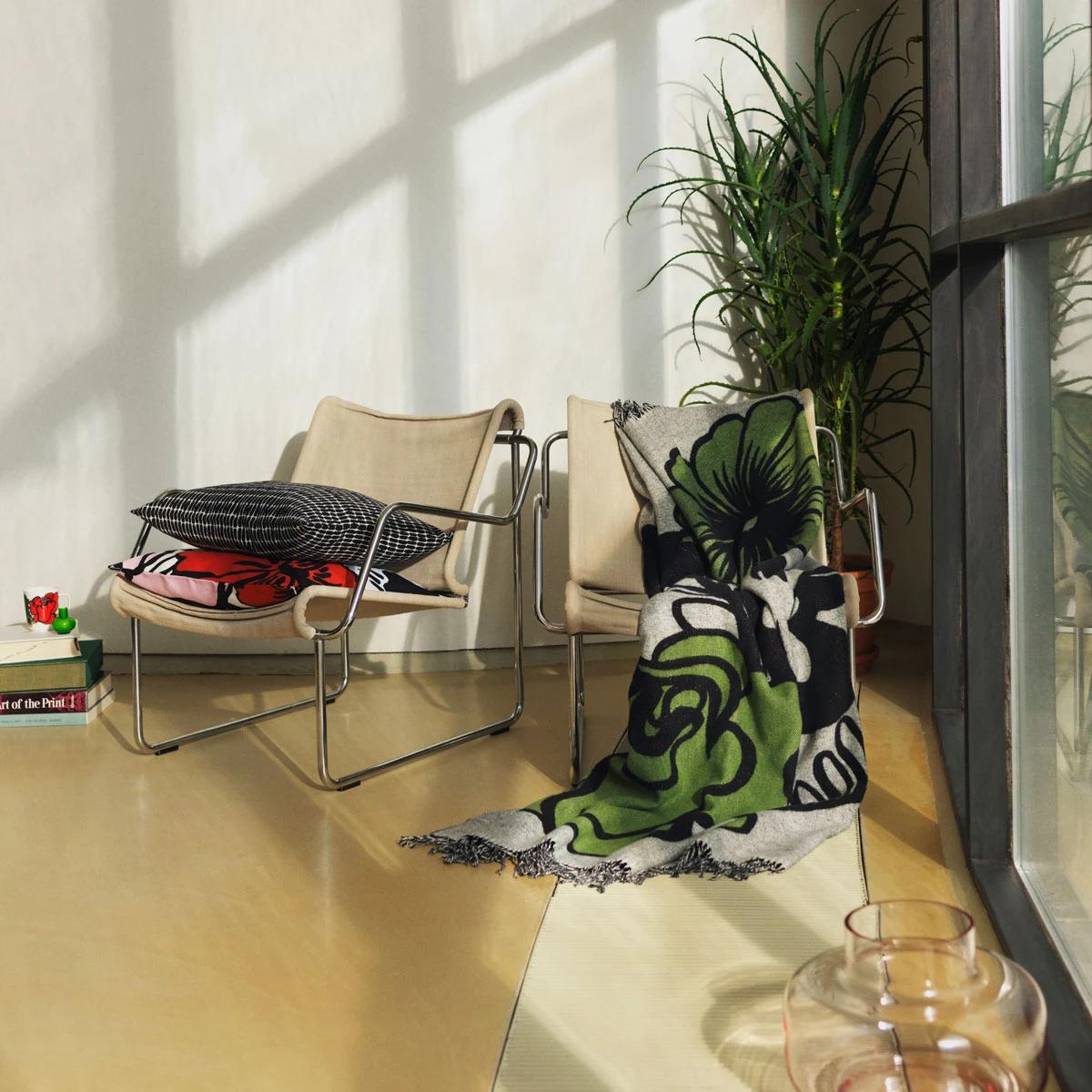 Marimekko Elakoon Elama White / Black / Green Blanket 5 Marimekko Elakoon Elama White / Black / Green Blanket - Image 3