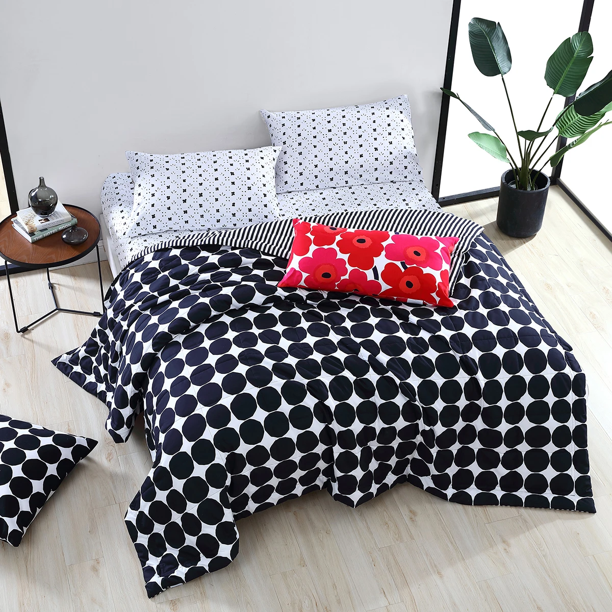 Marimekko Kivet Black / Ajo Black Reversible Twin Blanket 5 Marimekko Kivet Black / Ajo Black Reversible Twin Blanket - Image 3