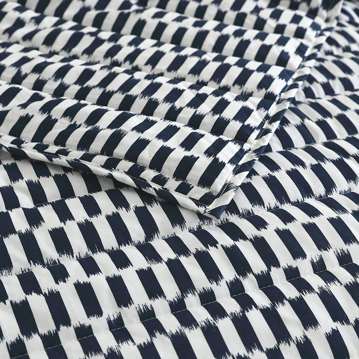Marimekko Piekana Navy / White Full / Queen Quilt Set 6 Marimekko Piekana Navy / White Full / Queen Quilt Set - Image 4