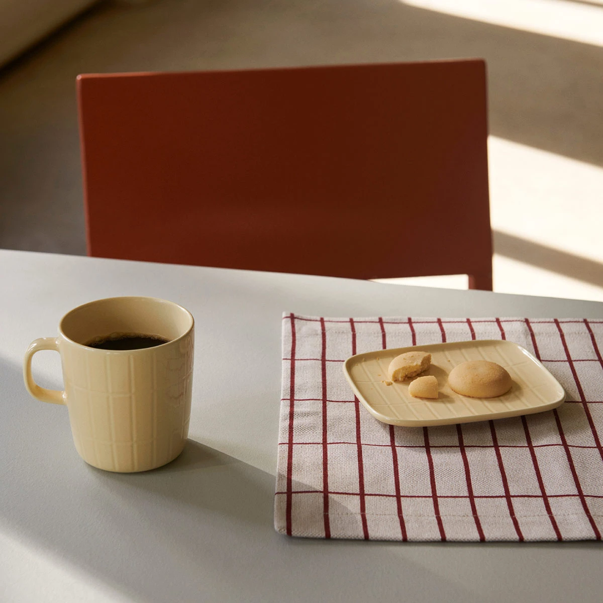 Marimekko Pieni Tiiliskivi Beige / Dark Red Placemat 4 Marimekko Pieni Tiiliskivi Beige / Dark Red Placemat - Image 2