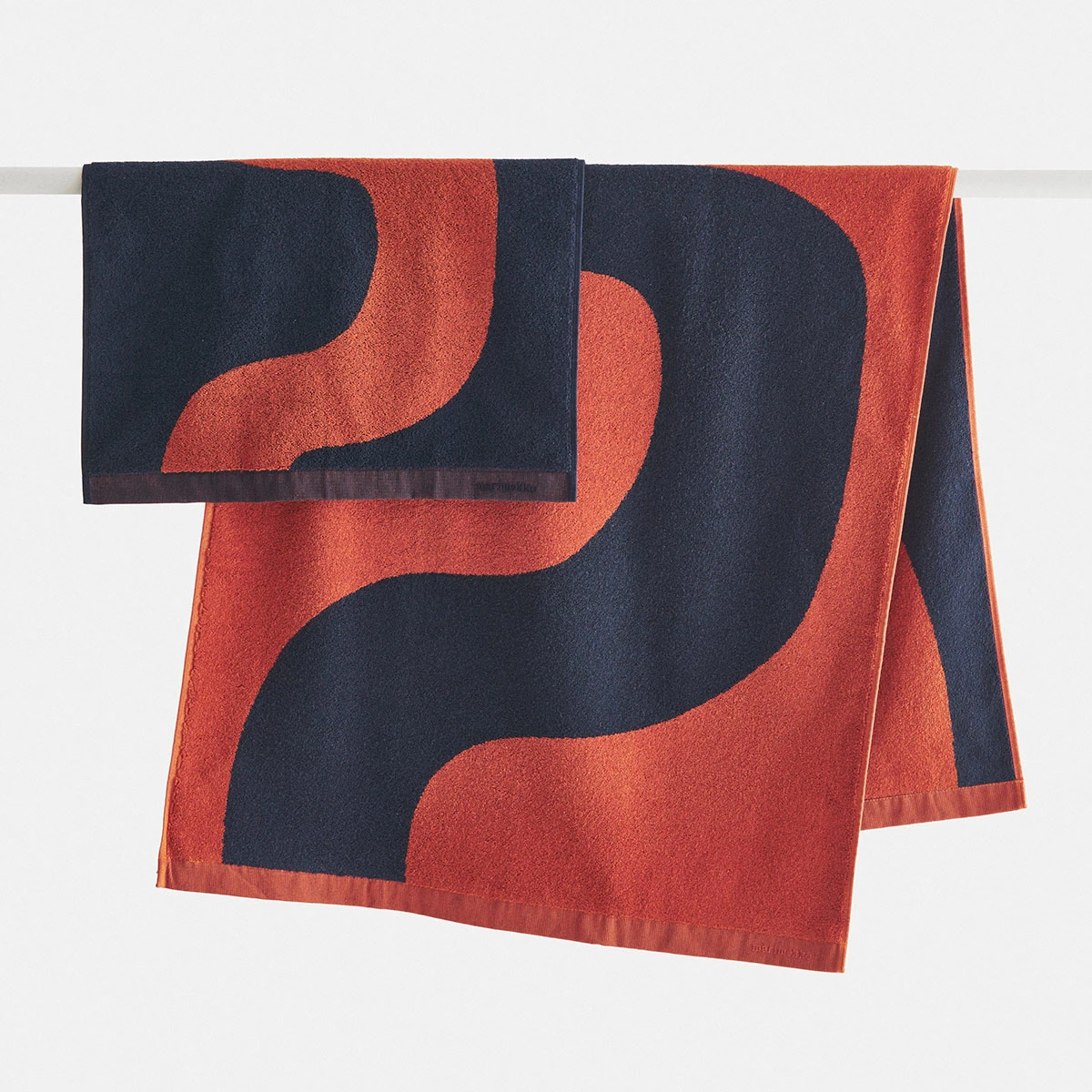 Marimekko Seireeni Dark Blue / Rooibos Hand Towel 4 Marimekko Seireeni Dark Blue / Rooibos Hand Towel - Image 2