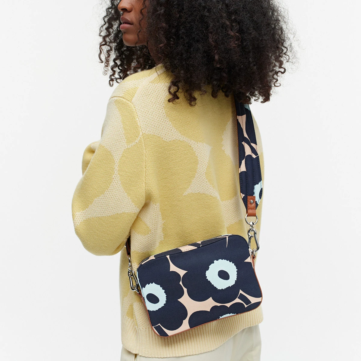 Marimekko Toivio Unikko Blue / Beige Shoulder Bag 3 Marimekko Toivio Unikko Blue / Beige Shoulder Bag