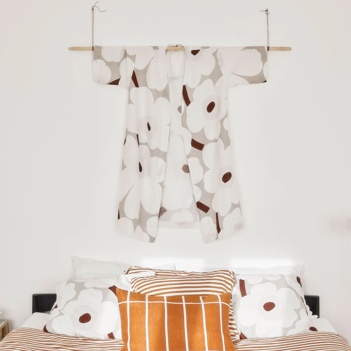 Marimekko Unikko Beige / White / Brown Linen Robe 5 Marimekko Unikko Beige / White / Brown Linen Robe - Image 3