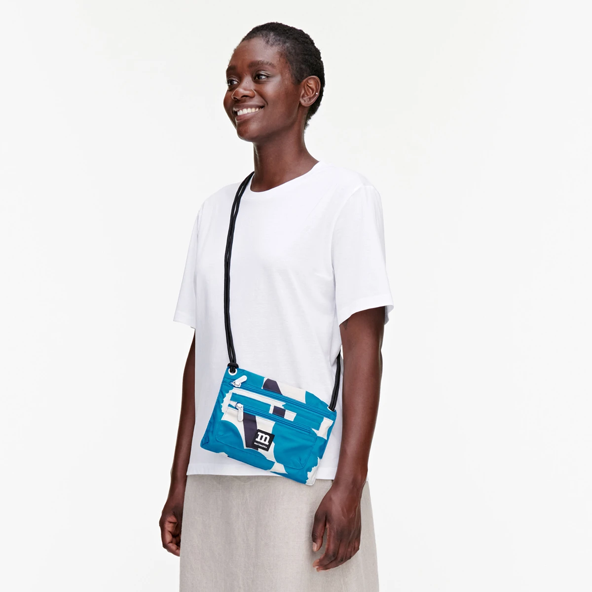 Marimekko Unikko Ecru / Blue / Black Smart Travelbag 4 Marimekko Unikko Ecru / Blue / Black Smart Travelbag - Image 2